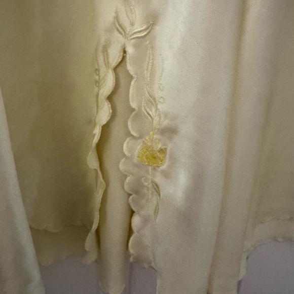 Elegant Yellow Lace Trim Nightgown Set - Picture 5 of 13
